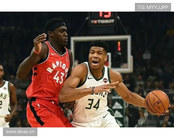 字母哥训练完回家路上还在啃鸡胸肉，这人是真把自律当饭吃啊